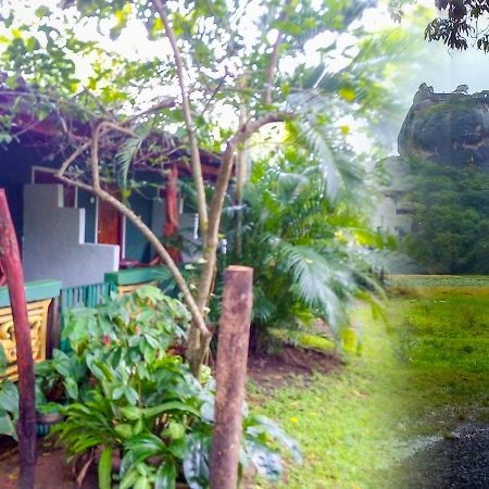 Bandula Home Stay Szigirija Kültér fotó