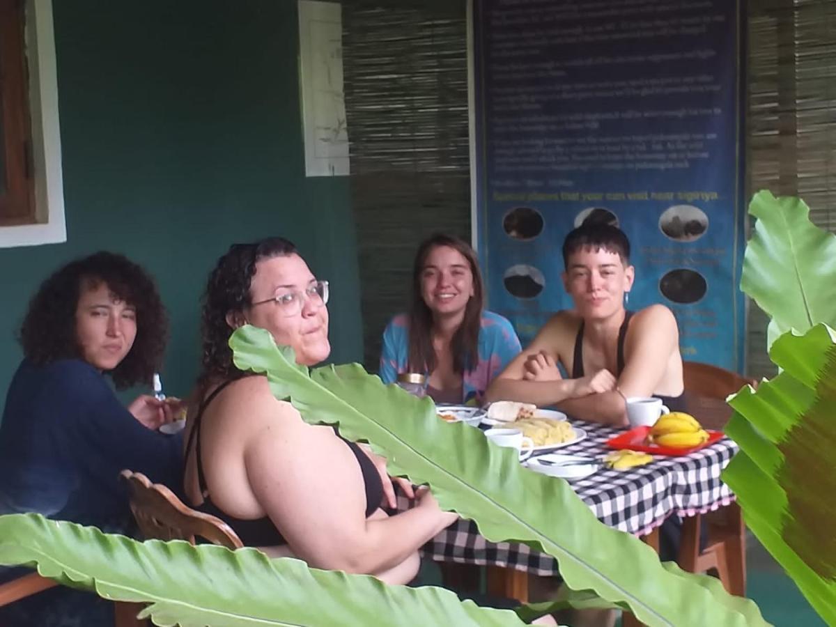 Bandula Home Stay Szigirija Kültér fotó