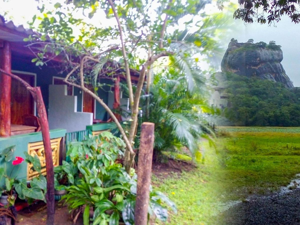 Bandula Home Stay Szigirija Kültér fotó