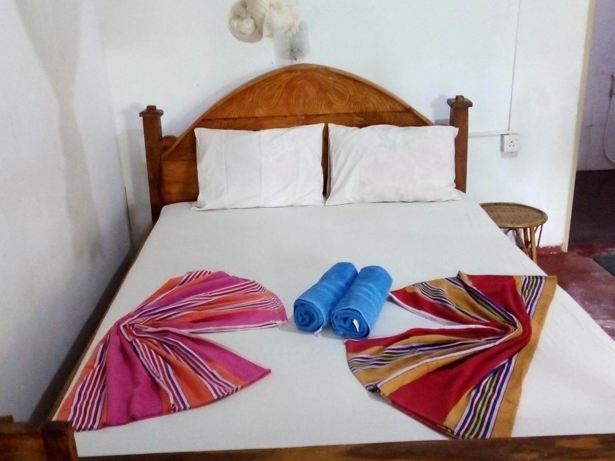 Bandula Home Stay Szigirija Kültér fotó