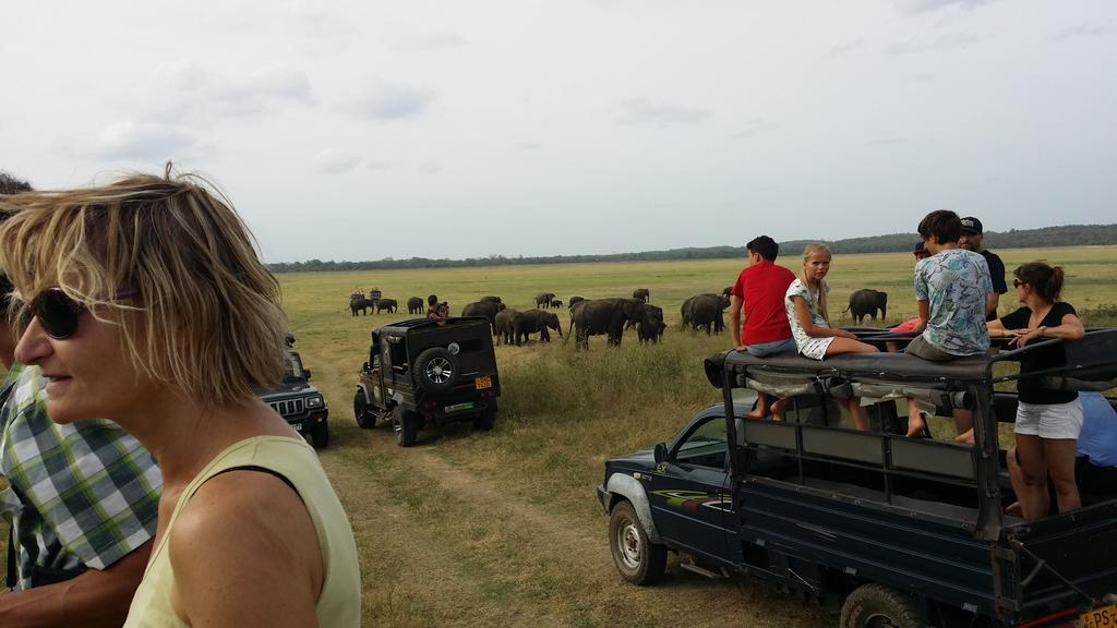 Bandula Home Stay Szigirija Kültér fotó